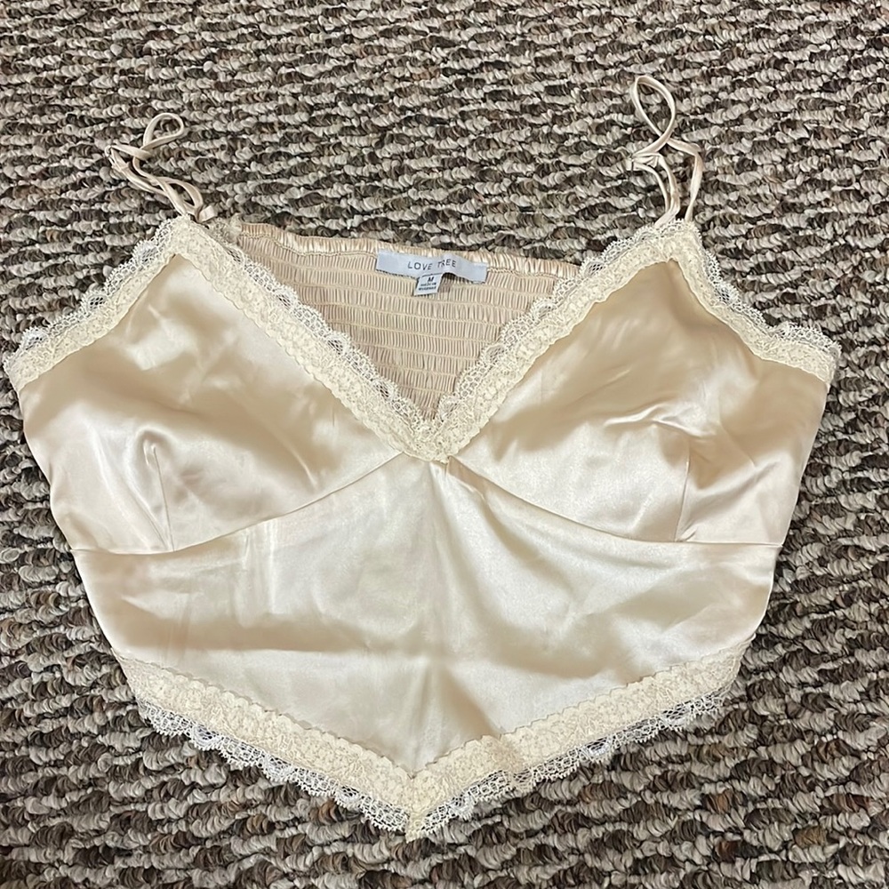 beautiful top. goldish, and it’s a silky material. worn once